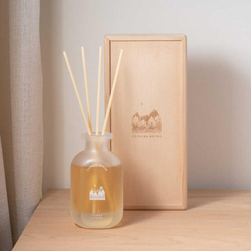 經典檜木擴香瓶 特寫-1 經典檜木精油擴香瓶實木禮盒(附送禮紙袋)