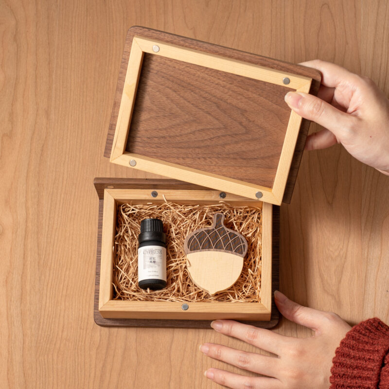 黑胡桃森之實車用擴香木精油禮盒 - 楓葉 / 橡果 x 車夾款 / 吊飾款(附紙袋)
