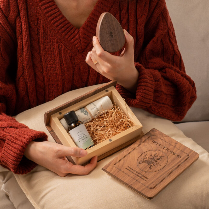 黑胡桃木經絡推油梳按摩油禮盒 (任選檜木冷杉・檜木暖薑)(附紙袋)