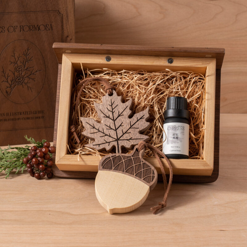 黑胡桃森之實車用擴香木精油禮盒 - 楓葉 / 橡果 x 車夾款 / 吊飾款(附紙袋)